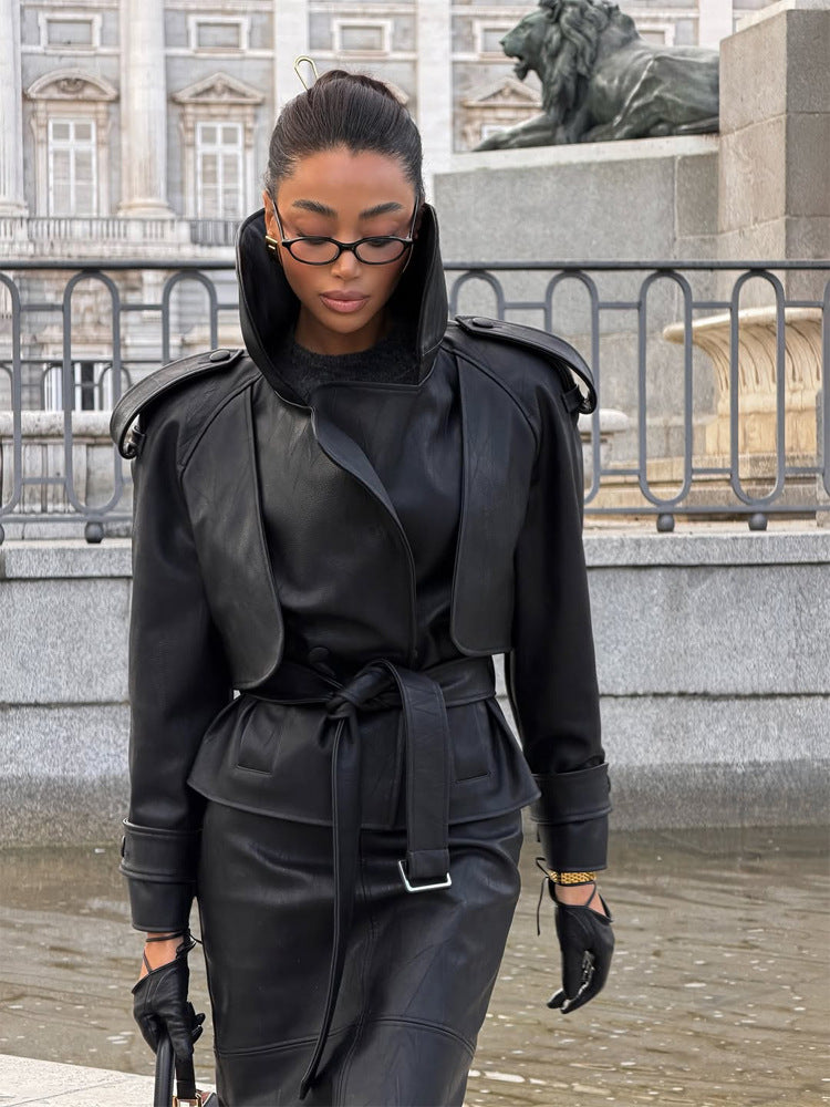 Damen Taillierte Lederjacke mit kurzem Cape‑Einsatz, Schulterpolstern und Bindegürtel Echoarchiv