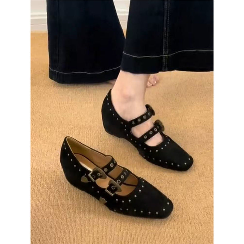 Damen Verzierte Mary-Jane-Pumps mit Nieten und Doppelriemen – Lioré