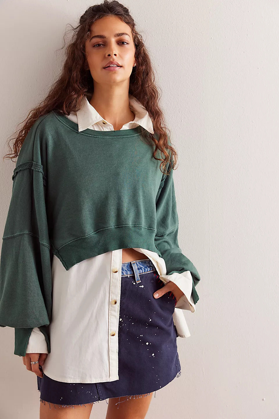 Damen cropped Oversize-Sweatshirt mit Daumenloch, fransigem Saum und weitem Raglanärmel – Avérine