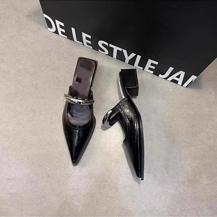 Damen Spitz zulaufende Mule-Pumps mit sculpted Blockabsatz und dekorativer Gliederkette – Lioré