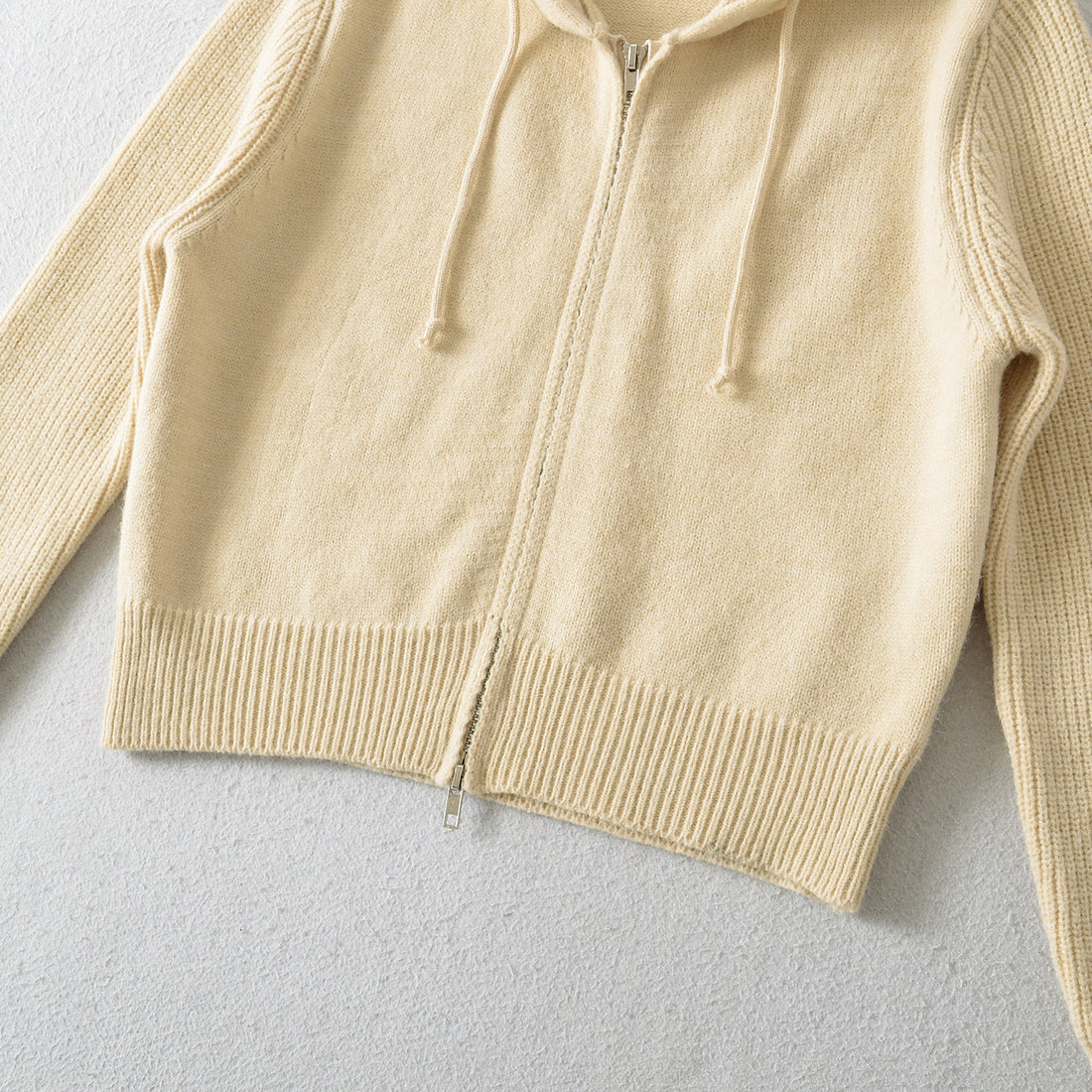 Damen Kurze Kapuzen-Strickjacke mit Reißverschluss und tailliertem Rippenbund Echoarchiv