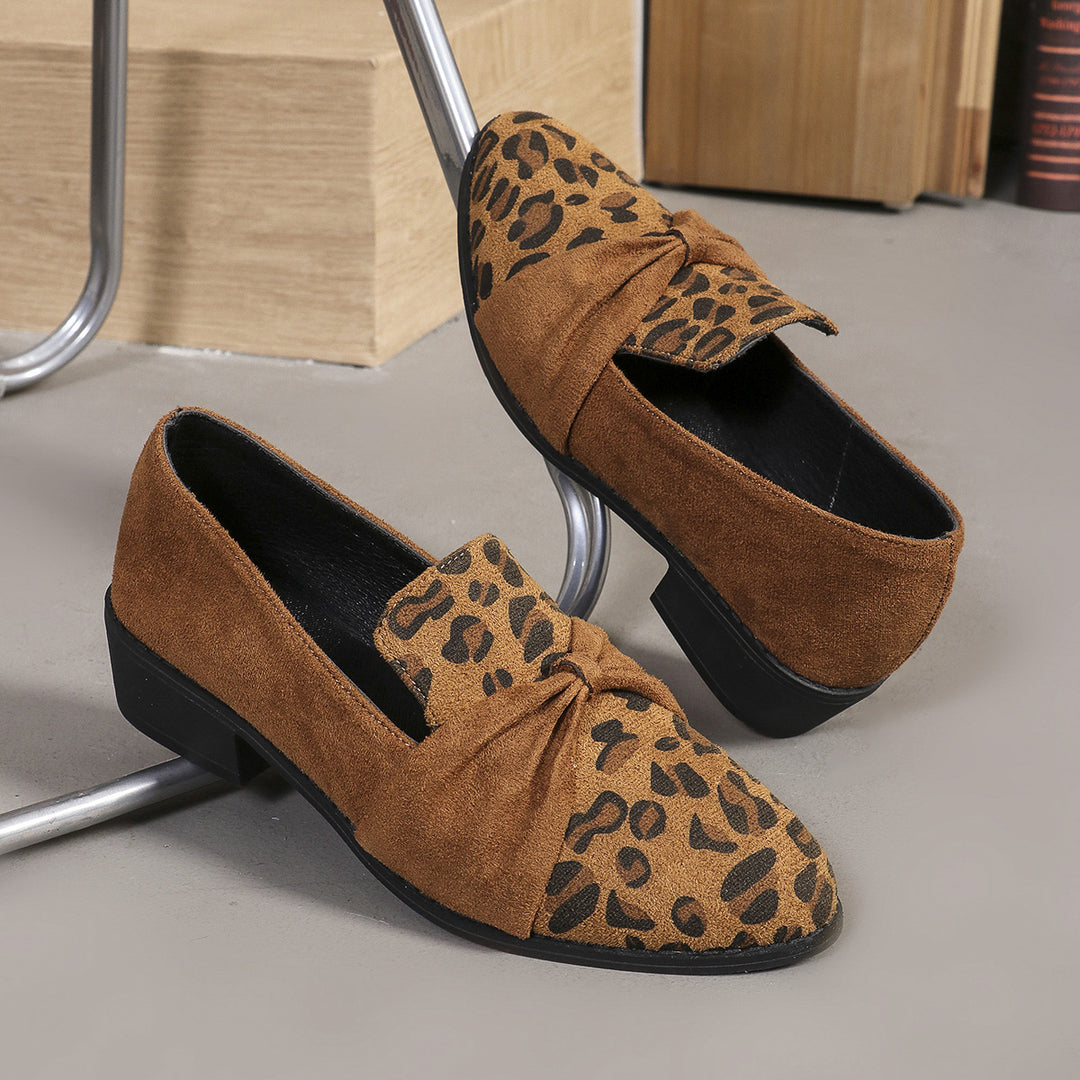 Damen Veloursleder-Loafer mit goldener Kettenapplikation und kleinem Blockabsatz – Lioré