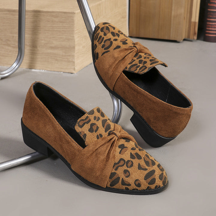 Damen Veloursleder-Loafer mit goldener Kettenapplikation und kleinem Blockabsatz – Lioré