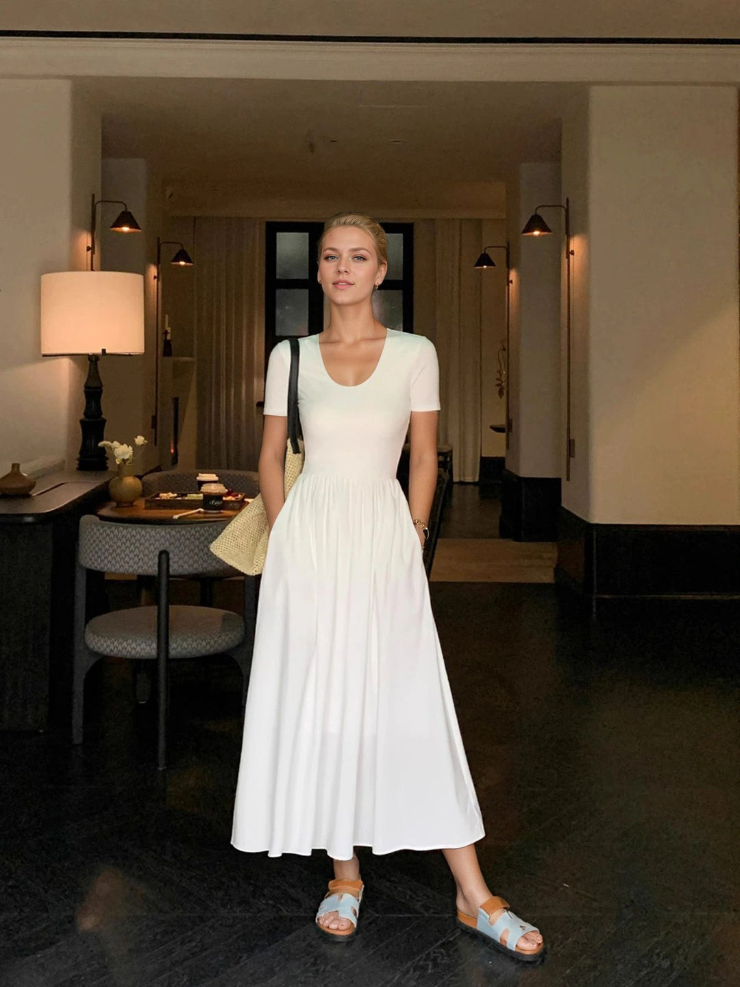 Damen Elegantes Maxi-Kleid mit hohem Ausschnitt und harmonischem Schnitt Echo Archiv