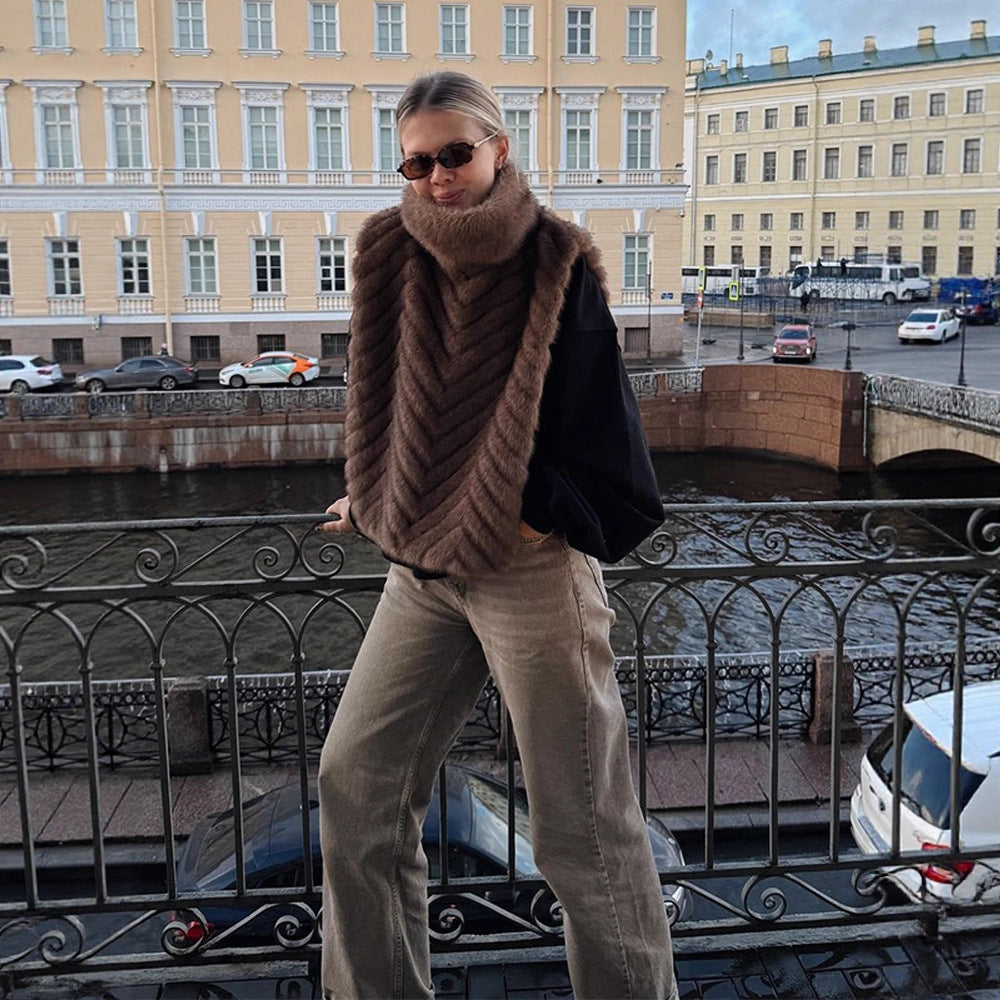 Damen Gefüttertes Pelzponcho mit hohem Rollkragen & Chevron-Struktur Echoarchiv