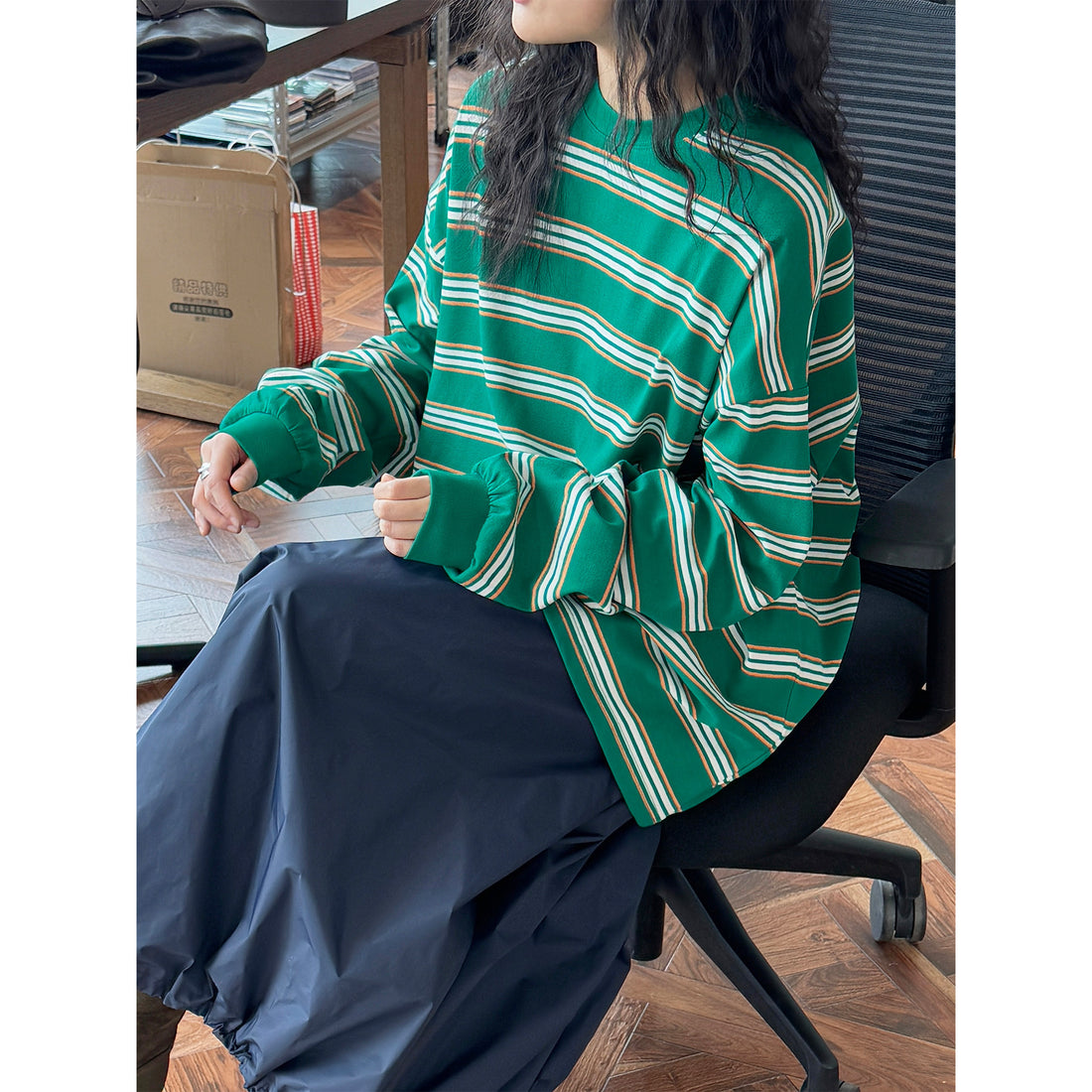 Damen Oversize-gestreiftes Baumwolljersey-Longsleeve mit überschnittener Schulter Echoarchiv