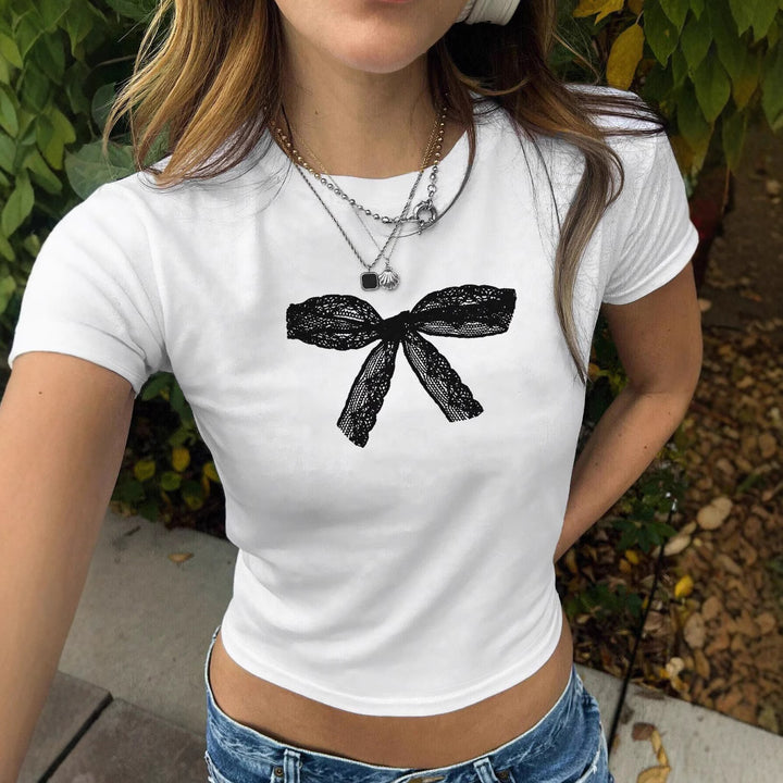 Damen T-Shirt mit verspieltem Katzenmotiv und zarten Flügeln Echo Archiv