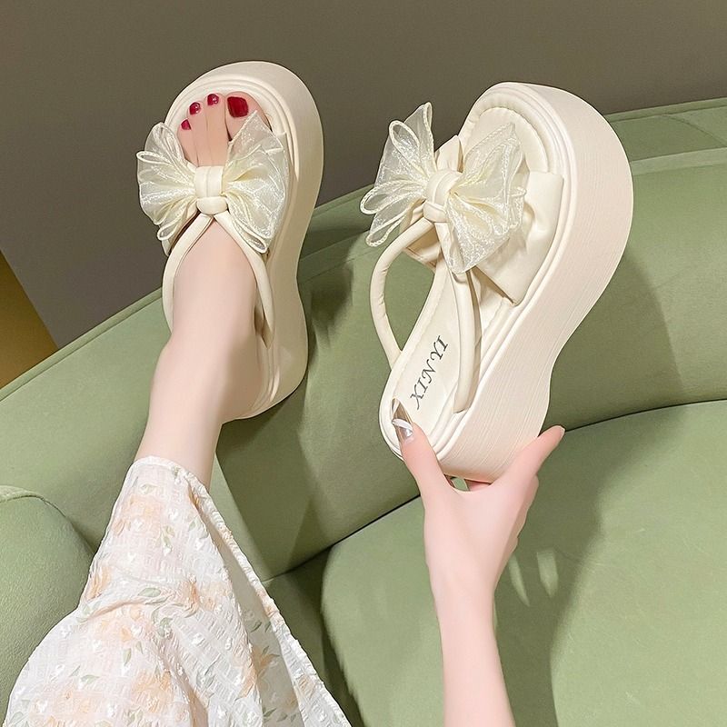 Damen Plateau‑Pantolette mit hoher Wedgesohle und organza‑Blütenapplikation – Sorelia