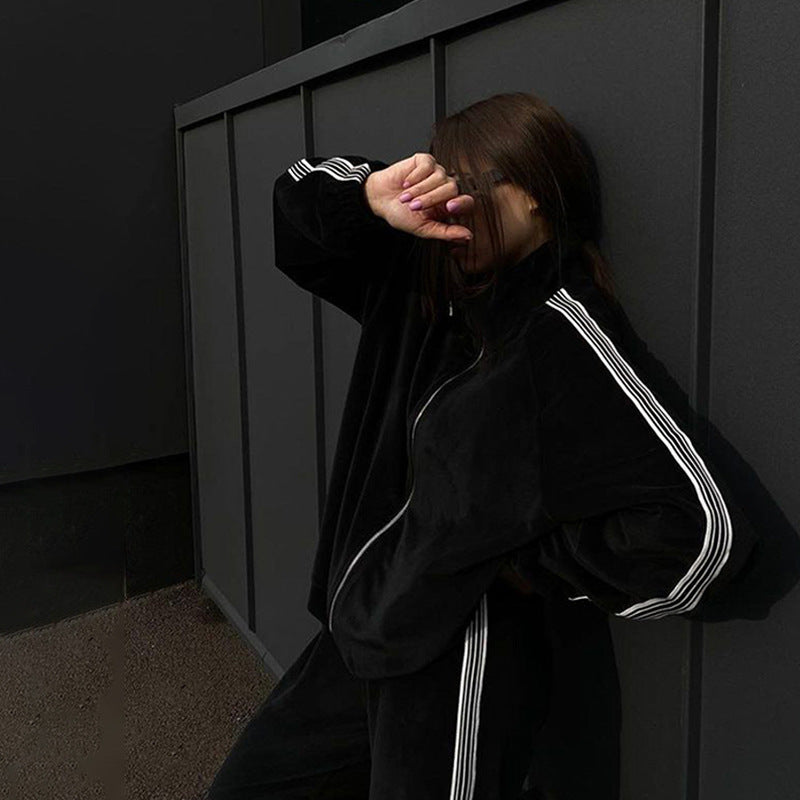 Damen Oversized Velours-Trainingsjacke mit markanten Kontraststreifen und geripptem Stehkragen – Auréline