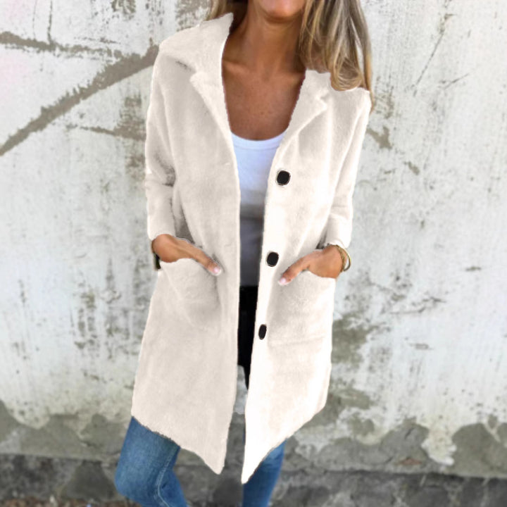 Damen Teddy-Mantel mit Oversize-Kragen, dekorativen Knöpfen und Eingrifftaschen – Montévia