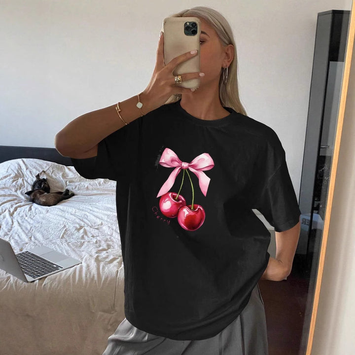 Damen T-Shirt mit fruchtigem Kirschmotiv und verspieltem Schleifendetail Echo Archiv
