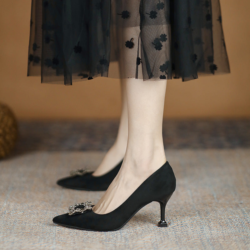 Damen Spitz zulaufende Satin-Pumps mit quadratischem Strassornament und skulpturellem Kittenabsatz – Lioré