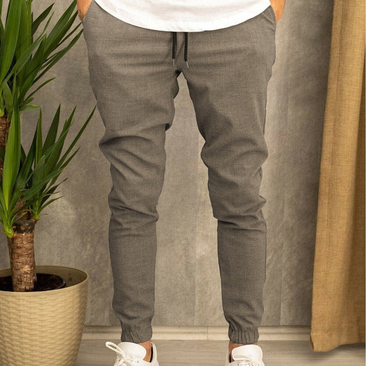 Herren Slim-Fit Jogginghose mit elastischem Bund und praktischen Seitenklapptaschen – Sorevano
