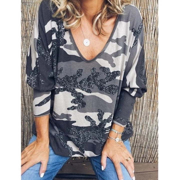 Damen Oversize V‑Ausschnitt Longshirt mit Camouflage‑Print und Glitzerbesatz – Avérine