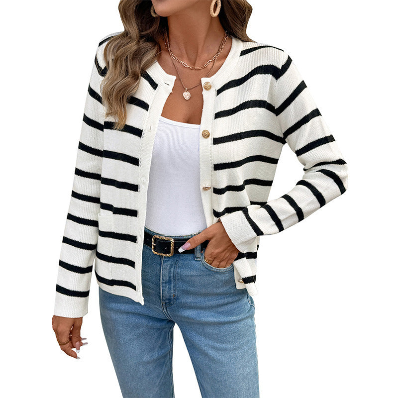 Damen Fein gestrickter Streifen-Cardigan mit Rundhalsausschnitt, goldenen Zierknöpfen und Eingrifftaschen – Veloura