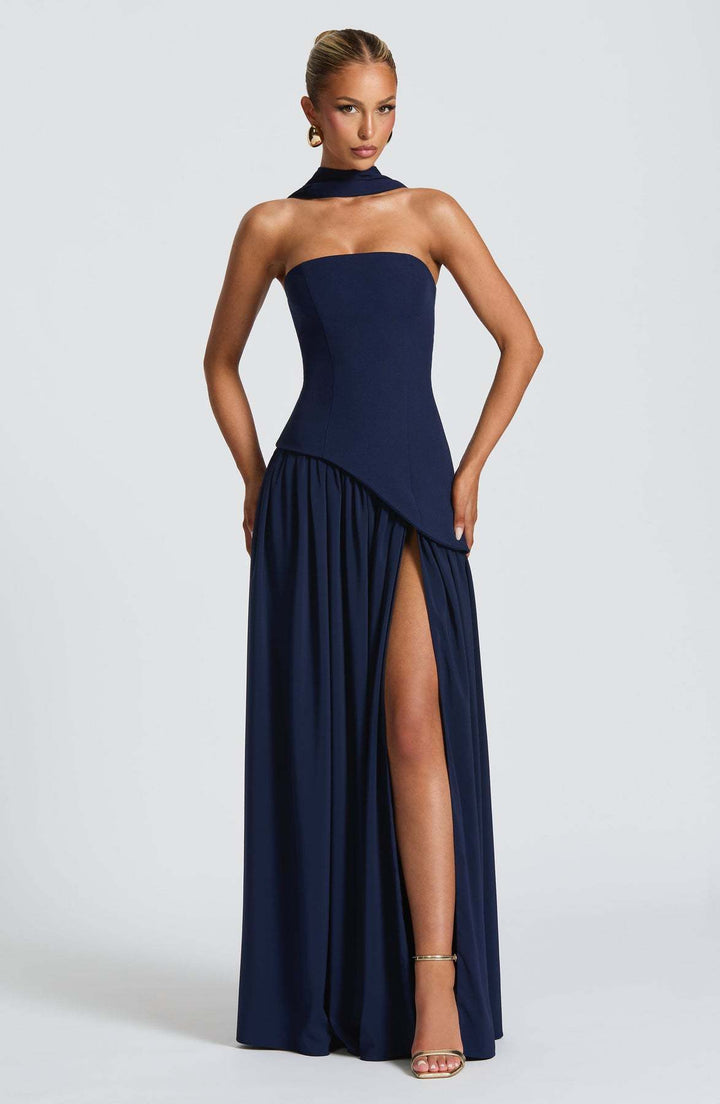 Damen Glamouröses Abendkleid mit schulterfreiem Design und exquisite Drapierung Echo Archiv