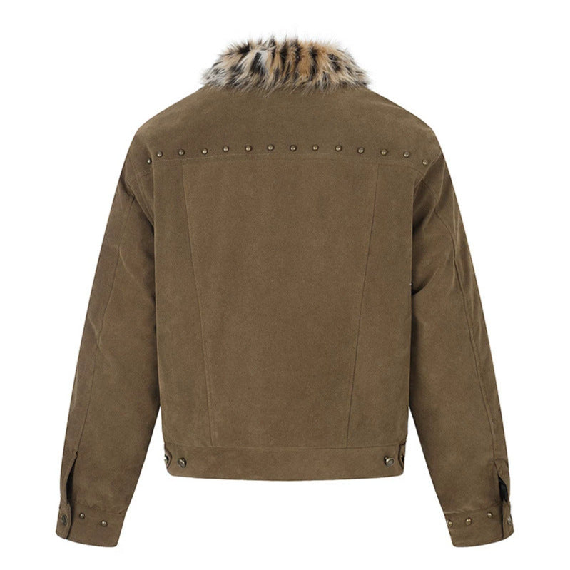 Herren Veloursleder-Truckerjacke mit Kunstfellkragen, Nietenbesatz und Druckknopfverschluss Echoarchiv