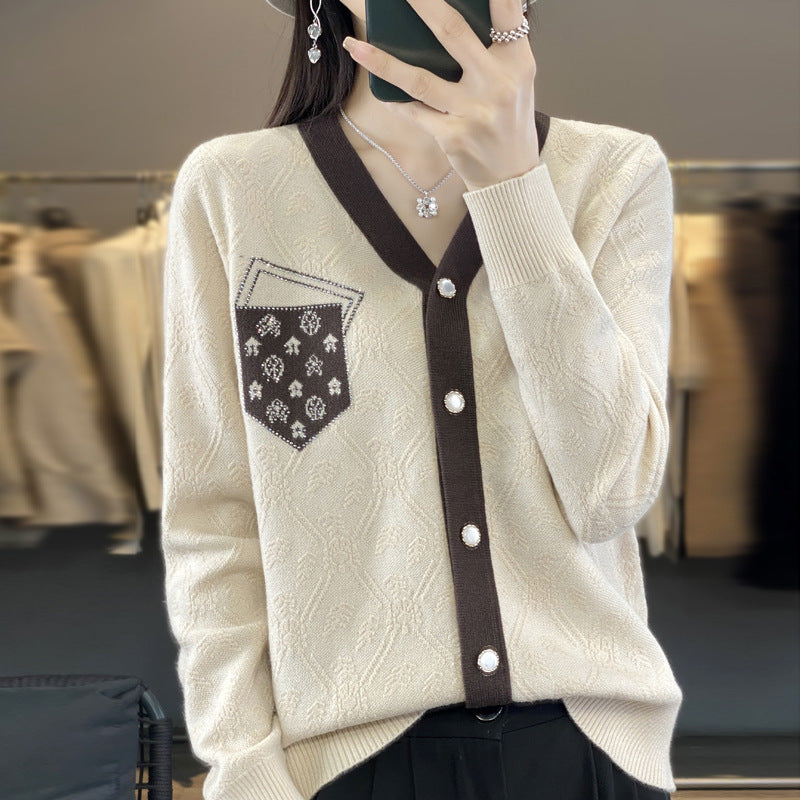 Damen Kurzgeschnittener V‑Neck-Cardigan mit Perlmuttknöpfen und kontrastierter Brusttasche Echoarchiv