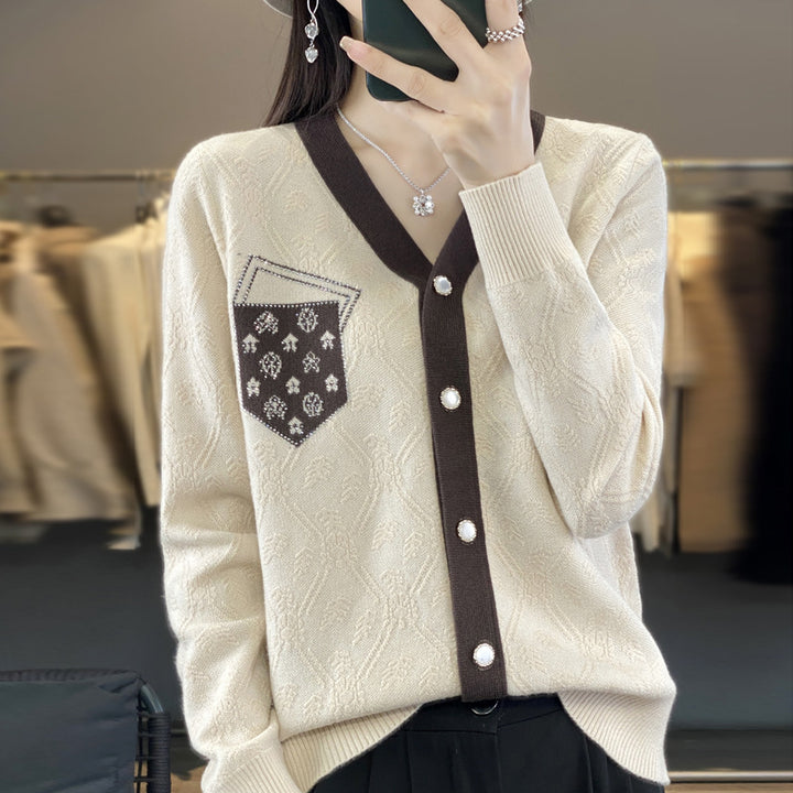 Damen Kurzgeschnittener V‑Neck-Cardigan mit Perlmuttknöpfen und kontrastierter Brusttasche Echoarchiv