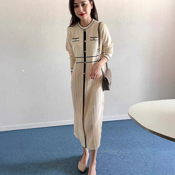 Damen Elegantes Longstrickkleid mit Kontrastpaspel, dekorativer Knopfleiste und plissiertem Rock – Valéora