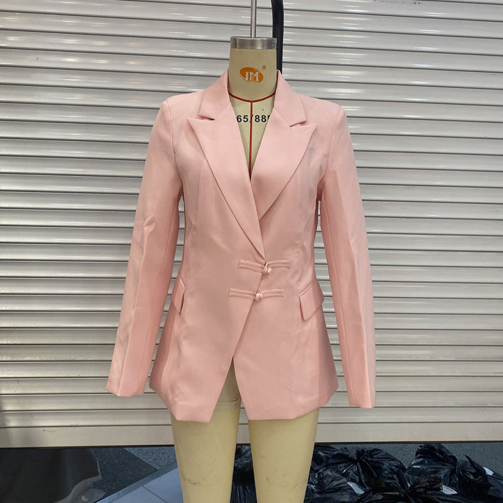 Damen eleganter Langblazer mit dekorativen Knotenverschlüssen und Pattentaschen – Valéne