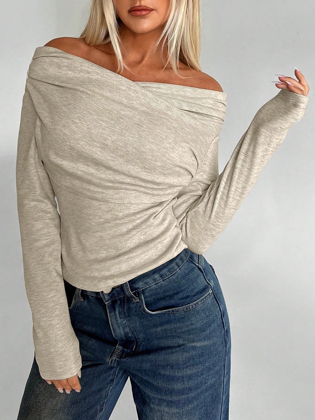 Damen Weiches Off-Shoulder Langarmshirt mit Wasserfallkragen und leichtem Stretch – Avérine