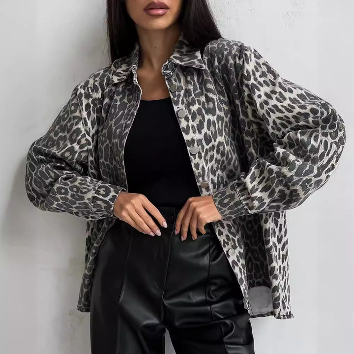Damen Oversize-Jeansjacke mit Leopardenprint und aufgesetzten Brusttaschen – Célinea