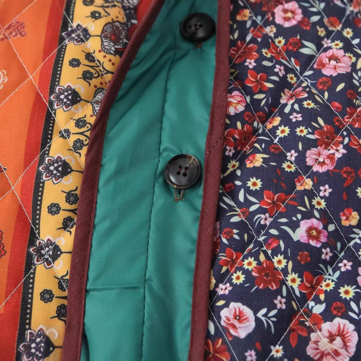 Damen gesteppte Patchwork-Quiltjacke mit Paisley- und Blumendessin, Rundhalsausschnitt und aufgesetzten Klapptaschen – Célinea