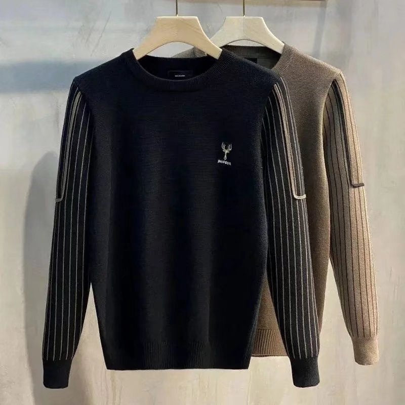 Herren Strickpullover mit gestreiften Rippenärmeln und gesticktem Hirschlogo Echoarchiv
