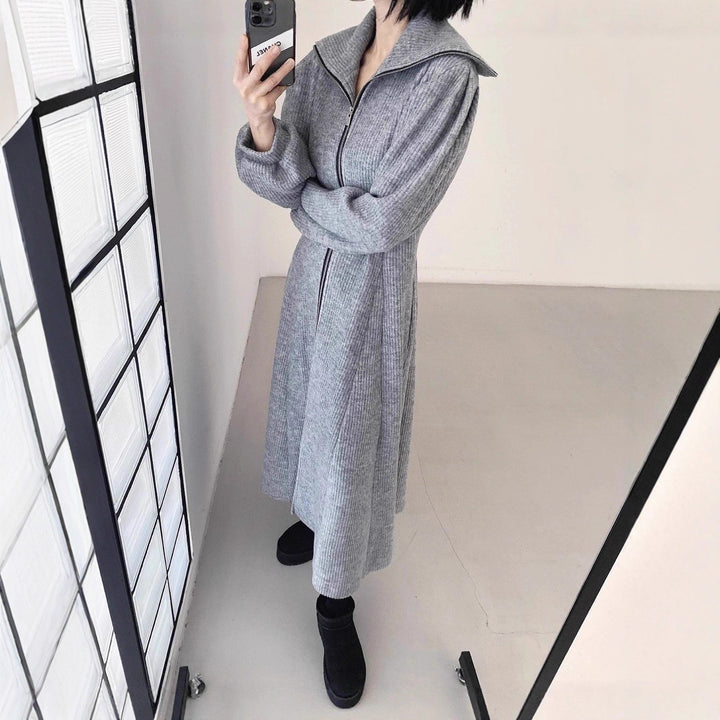 Damen Geripptes Strick-Midikleid mit Reißverschlusskragen und ausgestelltem Rock – Élara