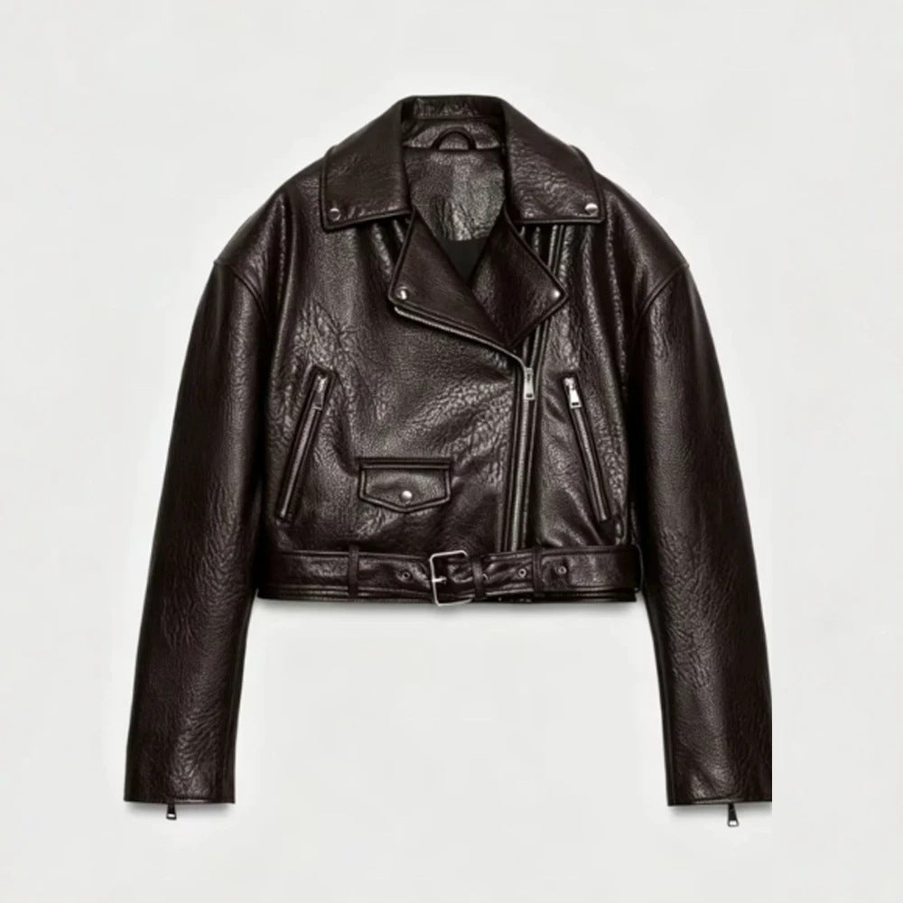 Damen Kurz geschnittene Bikerjacke aus Kunstleder mit Taillengürtel und asymmetrischem Reißverschluss Echoarchiv