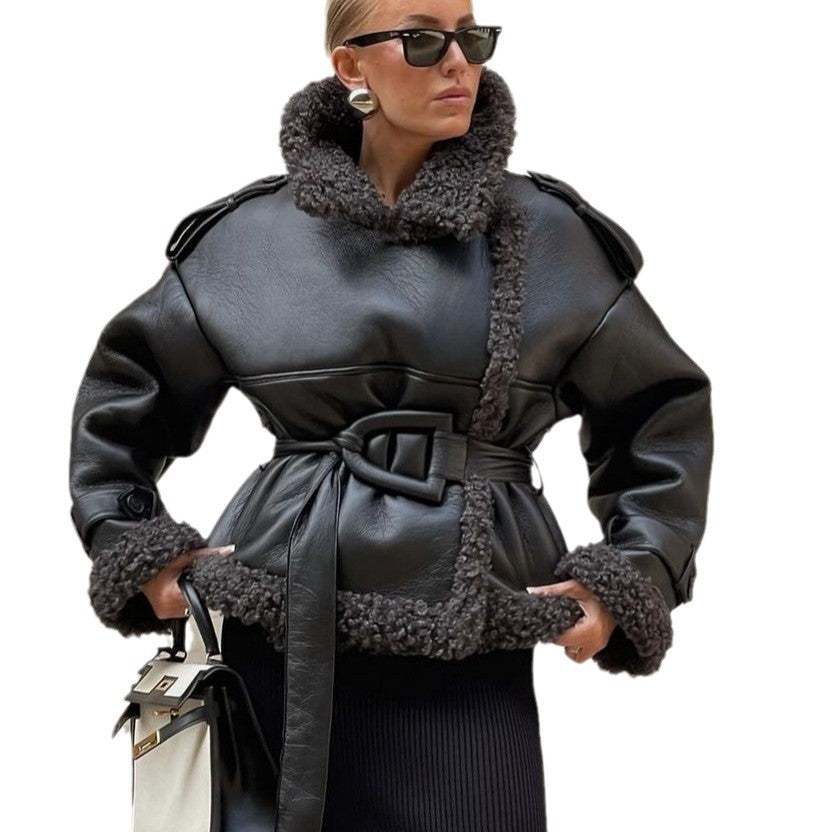 Damen Kurze Fliegerjacke aus Kunstleder mit Teddyfell-Kragen und Taillengürtel Echo Archiv