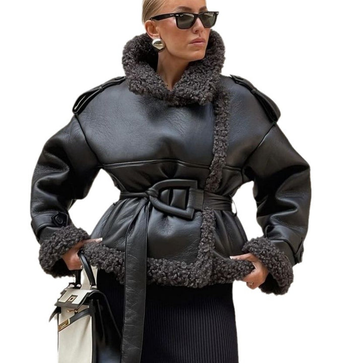 Damen Kurze Fliegerjacke aus Kunstleder mit Teddyfell-Kragen und Taillengürtel Echo Archiv