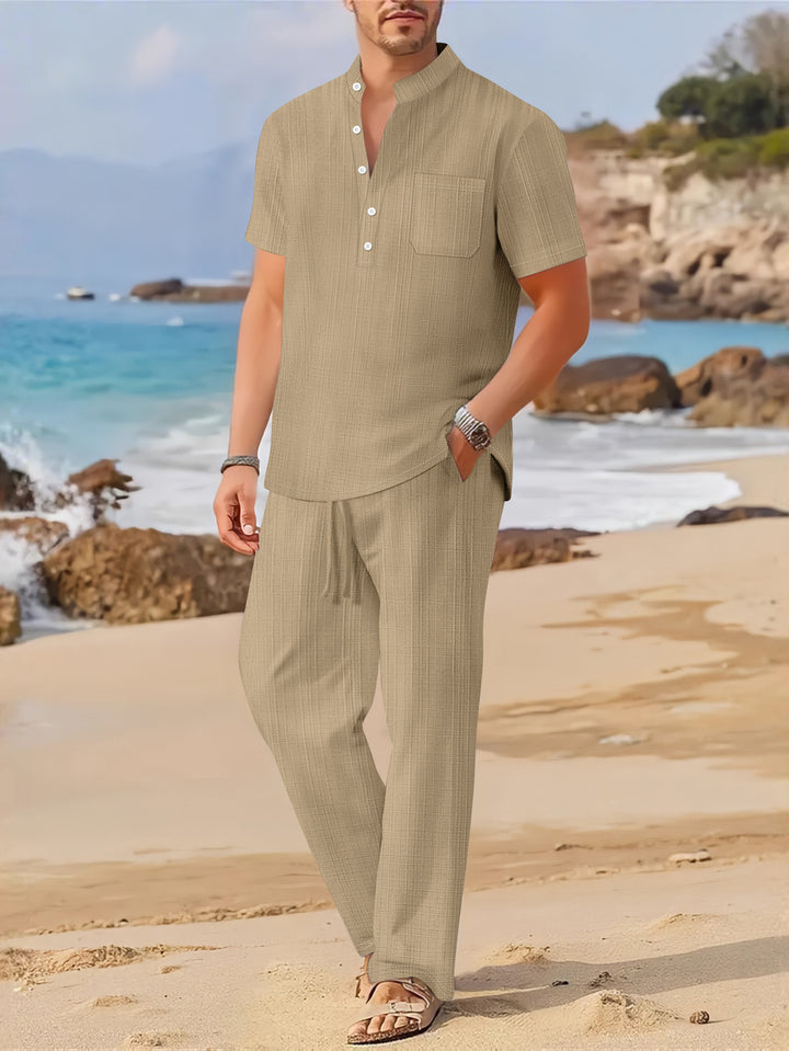 Herren lässiges Freizeit-Outfit mit kurzem Hemd und bequemer Hose Echoarchiv