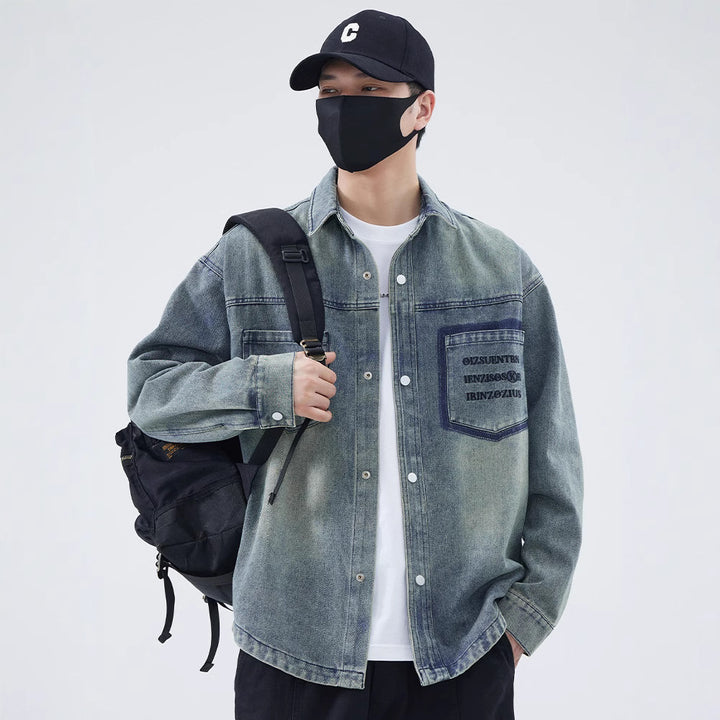 Herren Jeanshemd mit modernem Design und einzigartigen Schriftzügen Echoarchiv