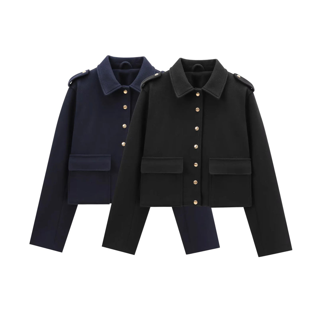 Damen kurz geschnittene Boxy-Jacke aus Wollmix mit Schulterklappen, aufgesetzten Pattentaschen und goldfarbenen Zierknöpfen – Célinea