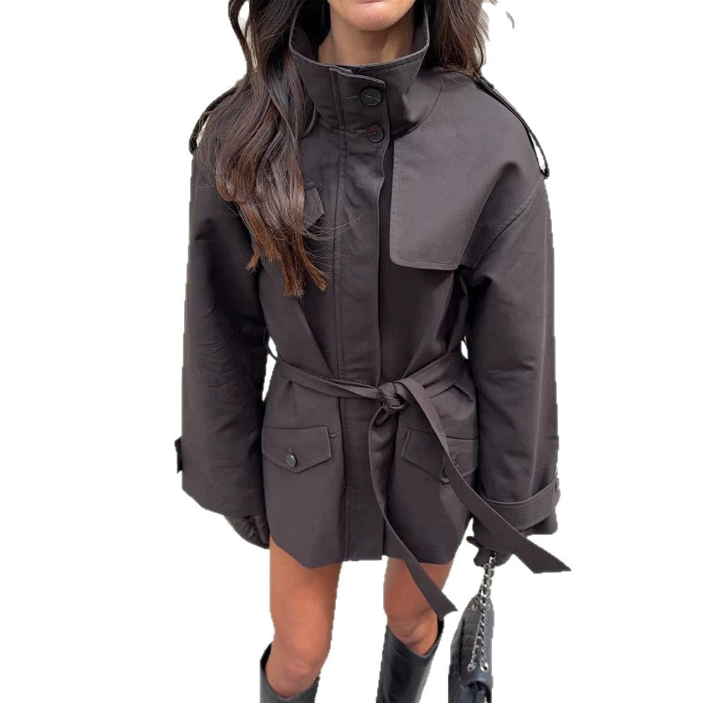 Damen Kurze Taillierte Trenchjacke mit Stehkragen, Pattentaschen und Bindegürtel Echoarchiv