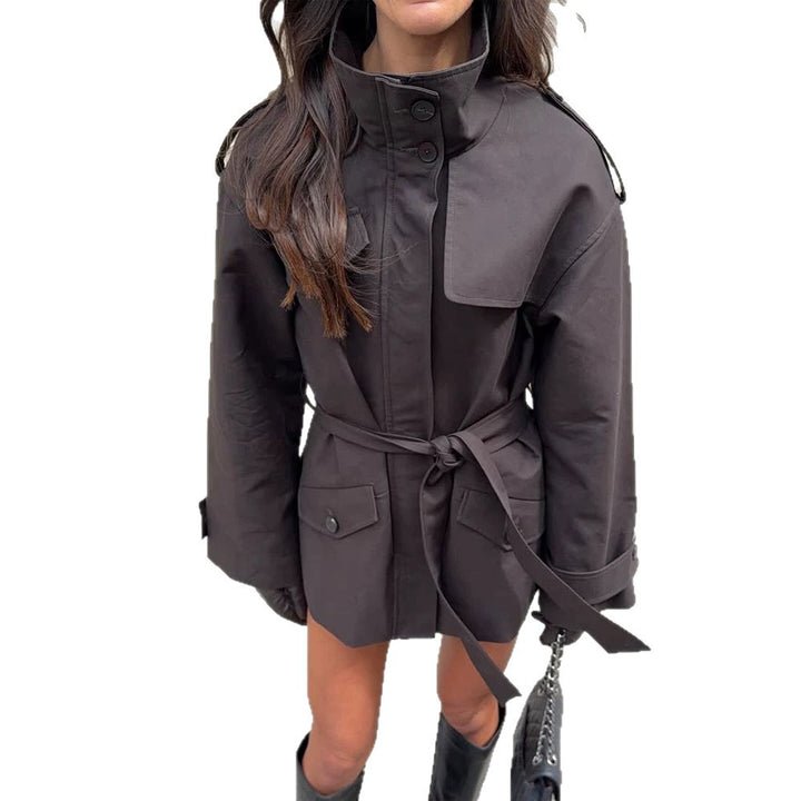 Damen Kurze Taillierte Trenchjacke mit Stehkragen, Pattentaschen und Bindegürtel Echoarchiv