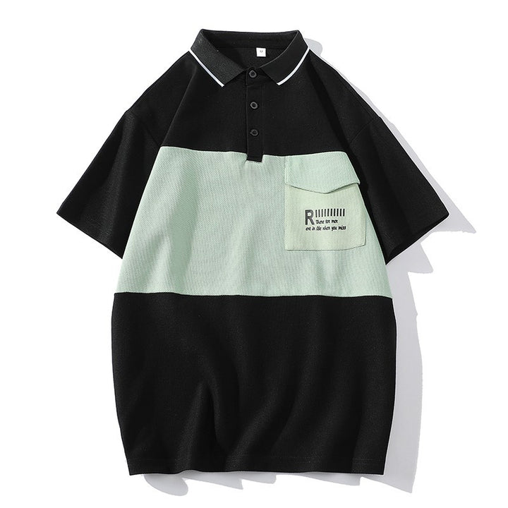 Herren Poloshirt mit modernem Schriftzug und praktischem Brusttaschen Echoarchiv