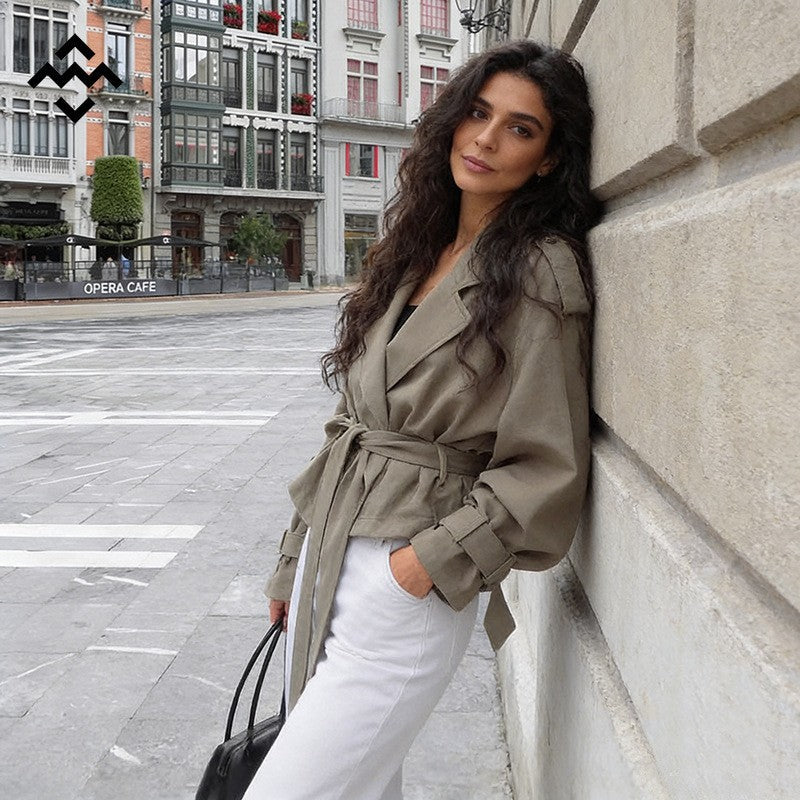 Damen nan gewickelte Cropped-Jacke mit oversized Raglanärmeln und breitem Bindegürtel Echo Archiv