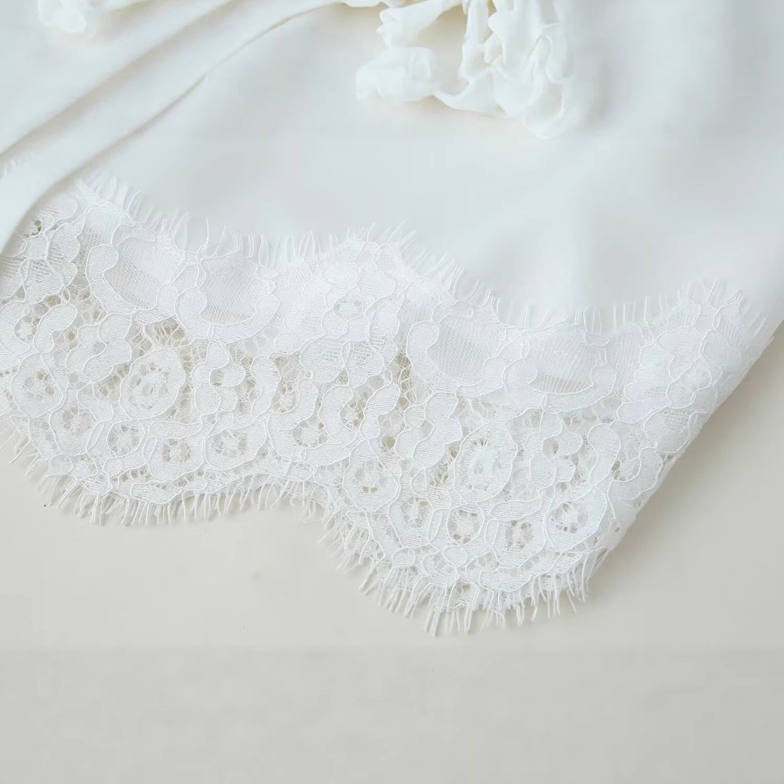 Damen Satinbluse mit Spitzenbesatz, Scallop-Saum und weitem Ärmel Echoarchiv