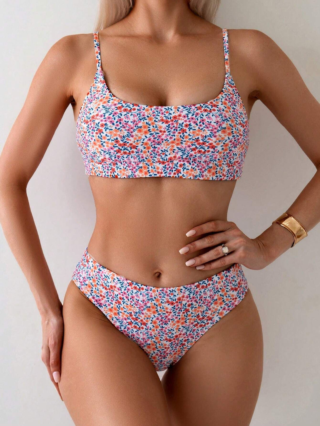 Damen hochgeschnittener Bikini mit floralen Mustern Echo Archiv