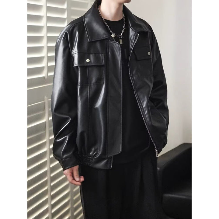 Herren Kurz geschnittene Oversized Kunstleder-Utility-Jacke mit Brustklappen und durchgehendem Reißverschluss Echoarchiv