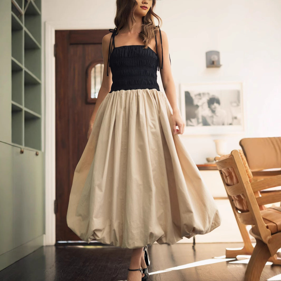 Damen Midikleid mit Smok‑Büste, Bindeträgern und ballonigem Volantrock – Avérine