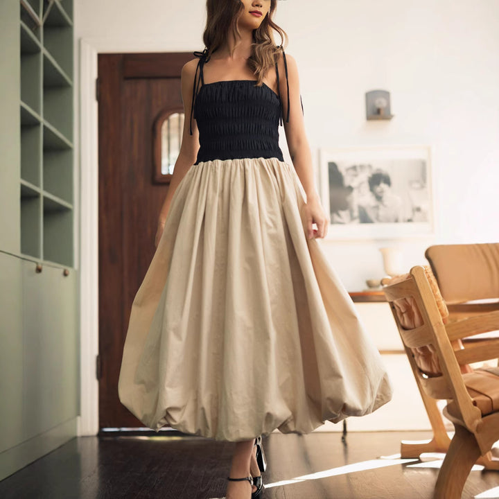 Damen Midikleid mit Smok‑Büste, Bindeträgern und ballonigem Volantrock – Avérine