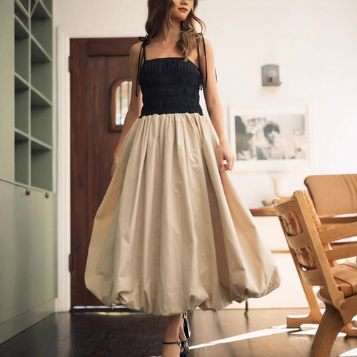 Damen Midikleid mit Smok‑Büste, Bindeträgern und ballonigem Volantrock – Avérine