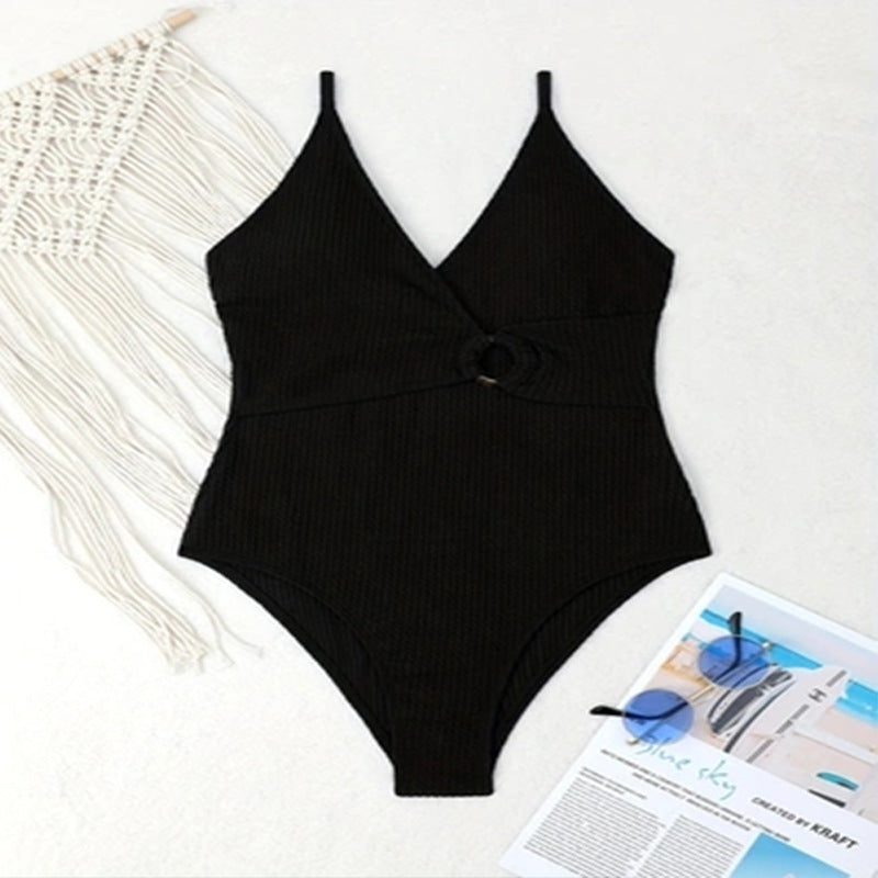 Damen Einteiler Badeanzug mit stilvollem Wickeldetail und modernem Ringakzent Echo Archiv