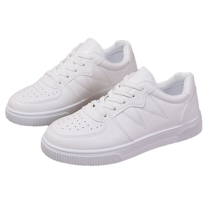 Damen Niedrige Sneaker aus Lederimitat mit perforierter Zehenkappe, gepolstertem Einstieg und profilierter Plateausohle – Névara