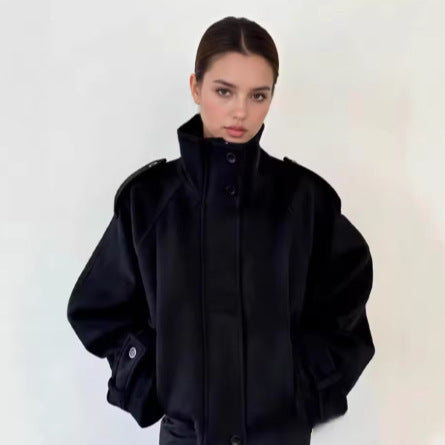 Damen nan kurze Wolljacke mit Stehkragen, Schulterklappen, verdeckter Knopfleiste und verstellbaren Manschetten Echo Archiv