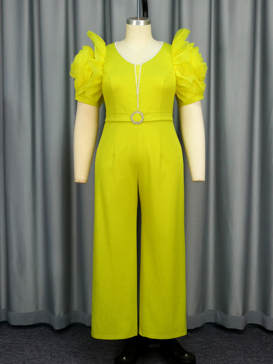 Damen eleganter Jumpsuit mit voluminösen Puffärmeln und Perlenakzent Echo Archiv